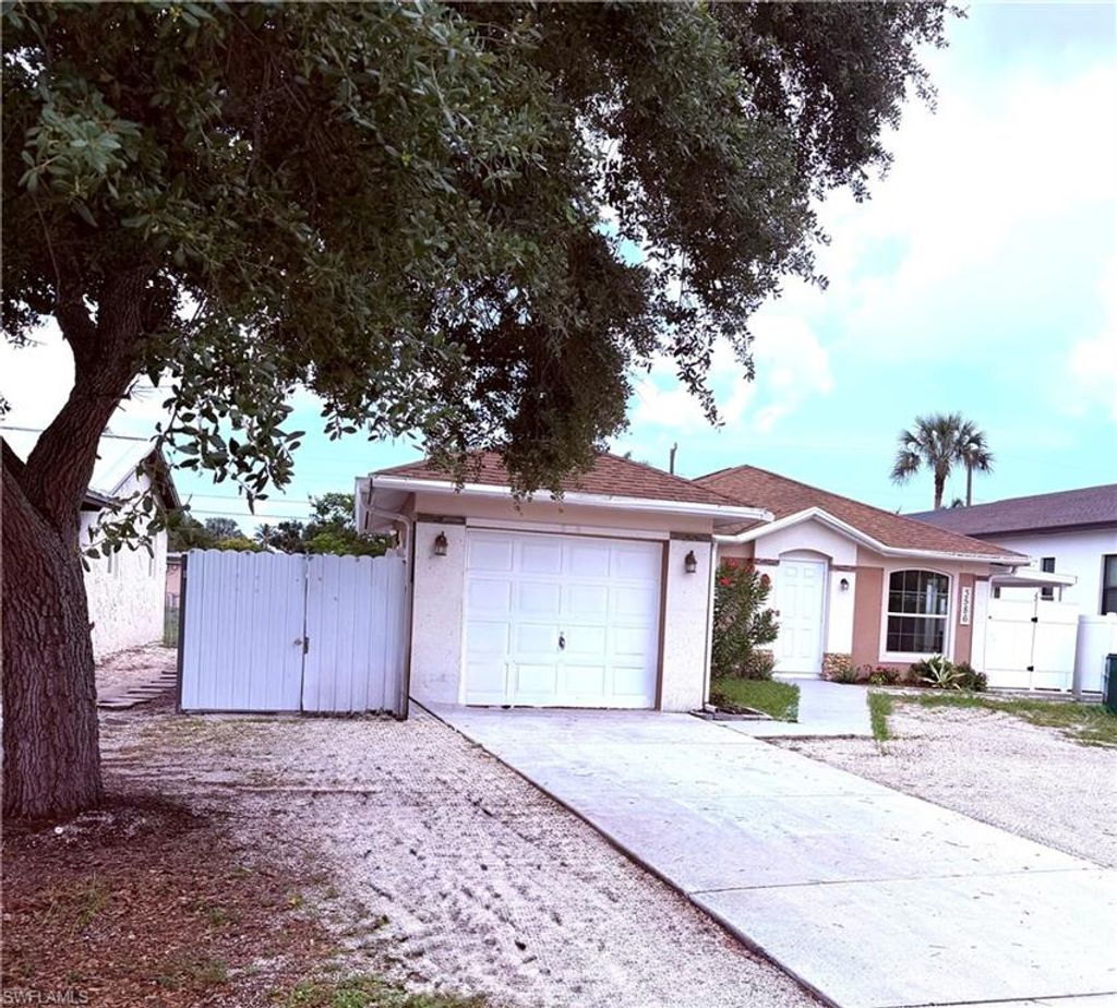 Photo of 3586 Seagrape AVE, NAPLES, FL 34104 (MLS # 226020367)
