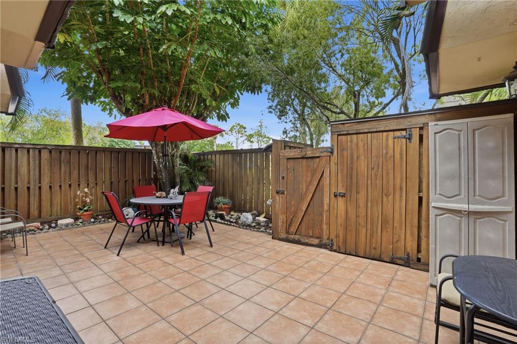 PARKWOODS TOWNHOUSE COMMUNITY - Residential