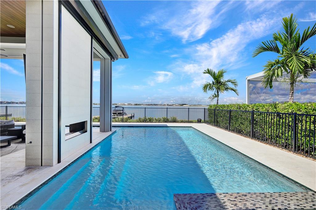 ESPLANADE LAKE CLUB - Residential