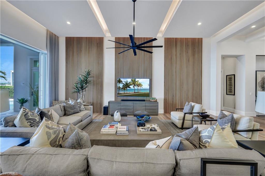 ESPLANADE LAKE CLUB - Residential