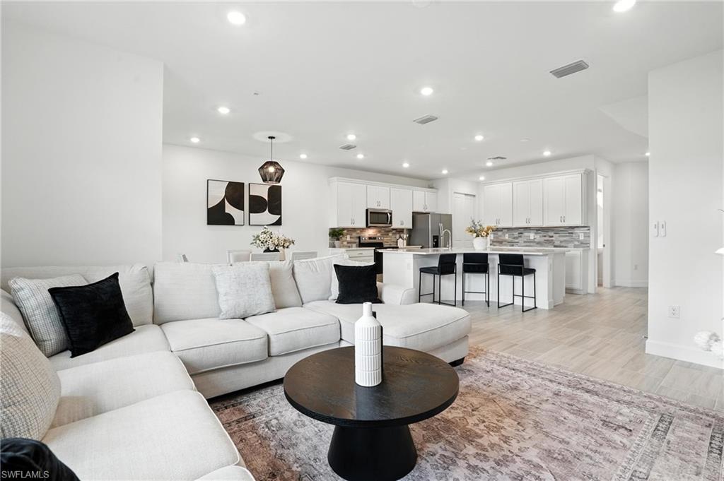4349 SONOMA OAKS CIR