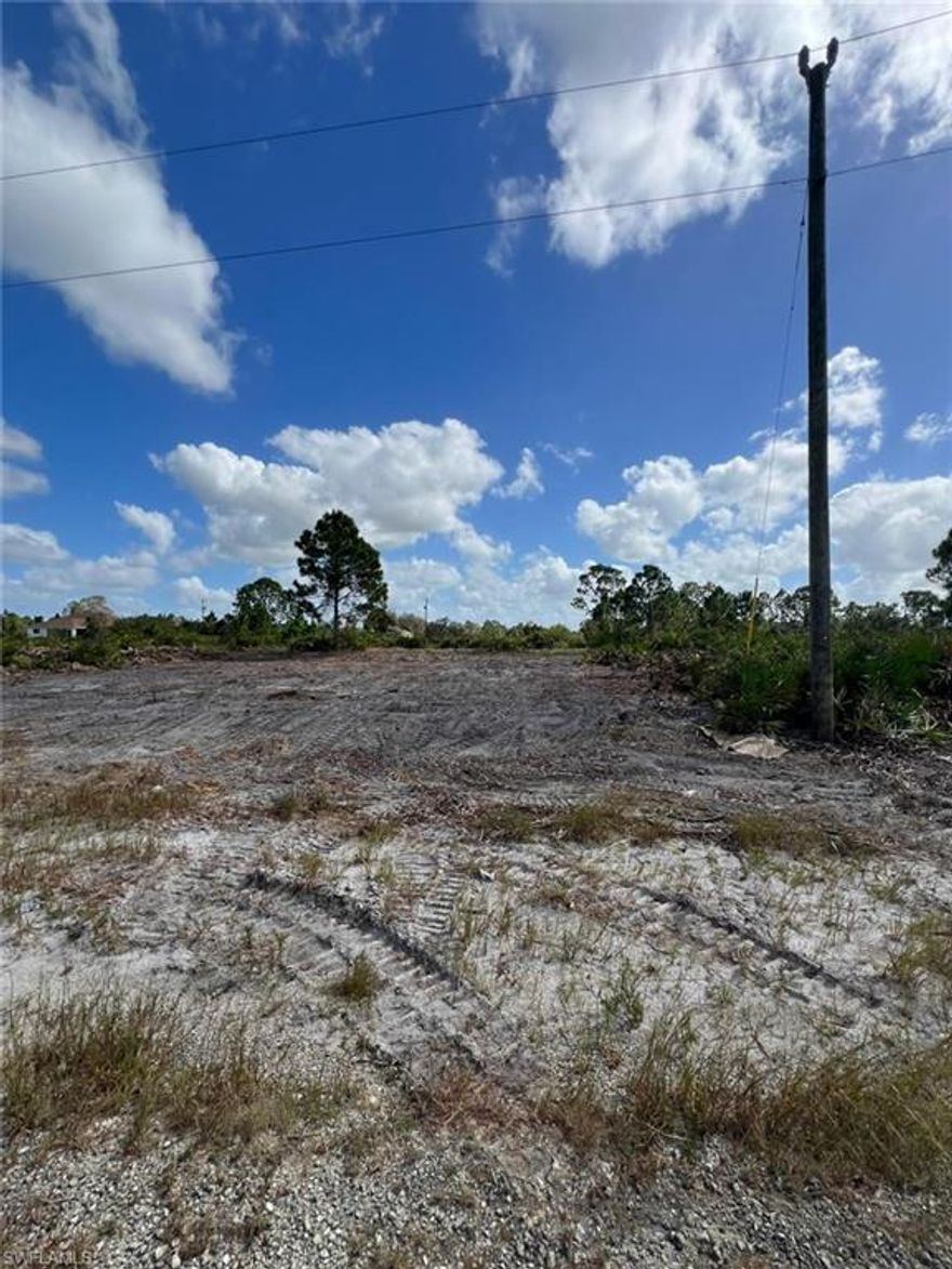 "Exquisite, cleared lot in a prime location, incredibly central, perfect for investors. Just steps from major avenues, effortless access to the town center. An exceptional chance for new construction—don't miss out on this amazing investment opportunity!