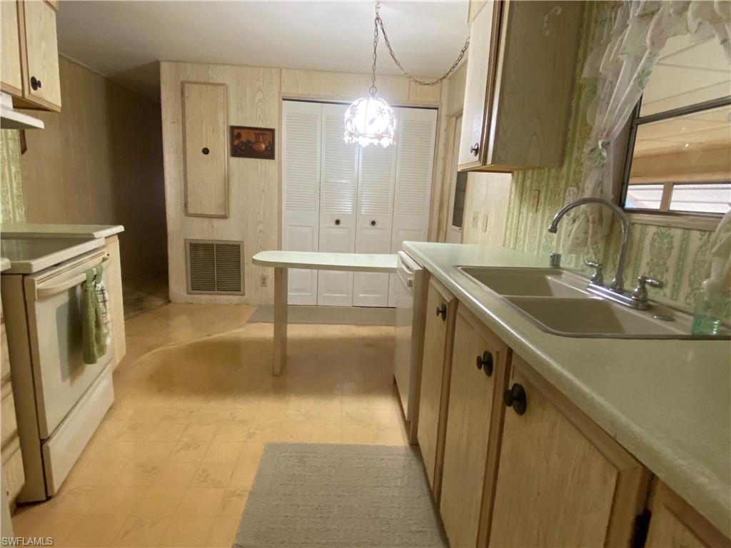 CARRIAGE VILLAGE - Residential