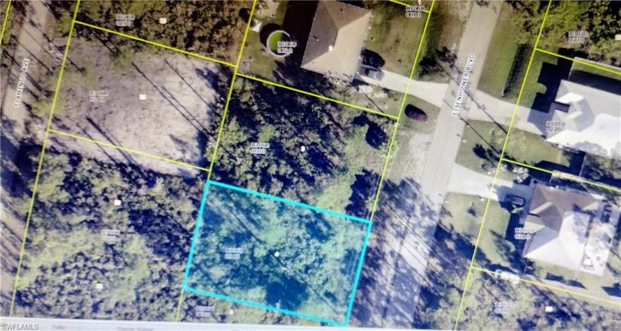 Build your dream home in this beautiful lot, near restaurants, schools, banks gas stations