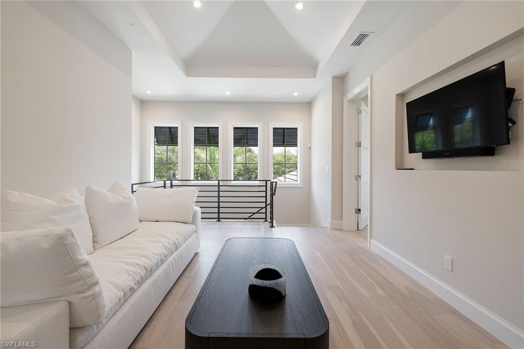 THE ENCLAVE OF DISTINCTION - Residential