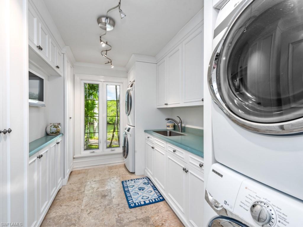 SOUTHPOINTE YACHT CLUB - Residential