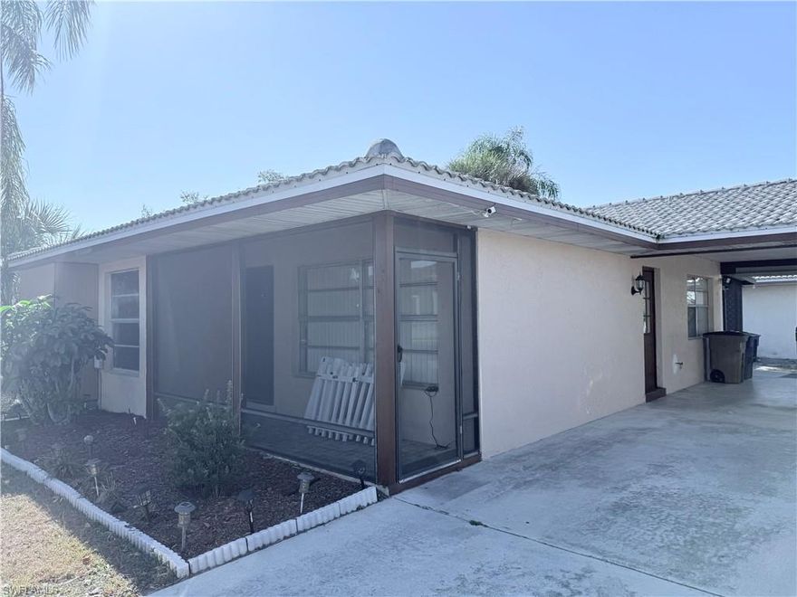 This property with 2/2 is centrally located, across to Banks, shopping centers, groceries and much more, this property has community pool but they don't have age restrictions, exceptional price and much more!!!