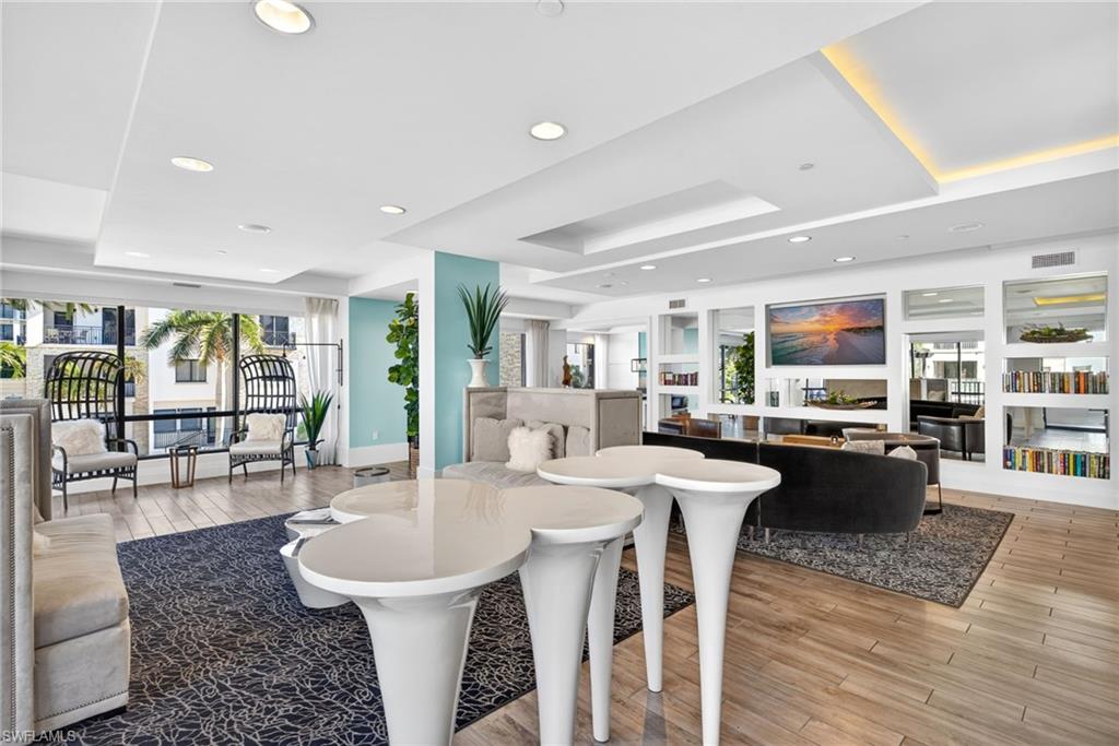 NAPLES SQUARE - Residential