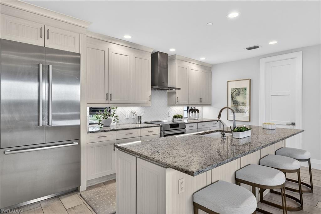 NAPLES SQUARE - Residential