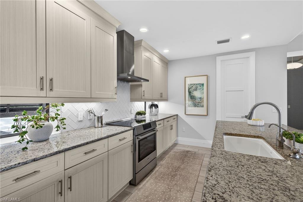 NAPLES SQUARE - Residential
