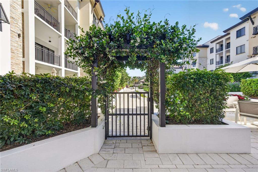 NAPLES SQUARE - Residential