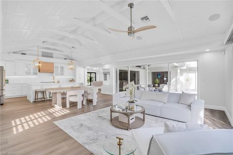 645 Park Shore DR NAPLES FL 34103