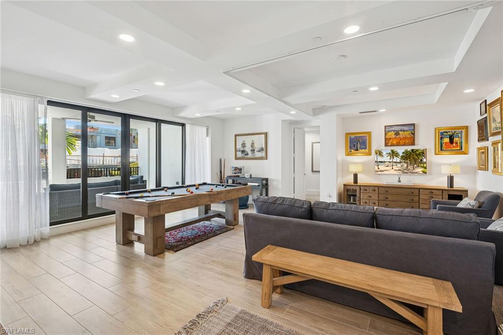 NAPLES SQUARE - Residential