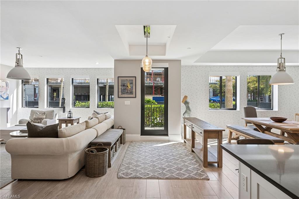 NAPLES SQUARE - Residential