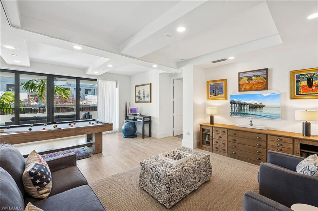 NAPLES SQUARE - Residential