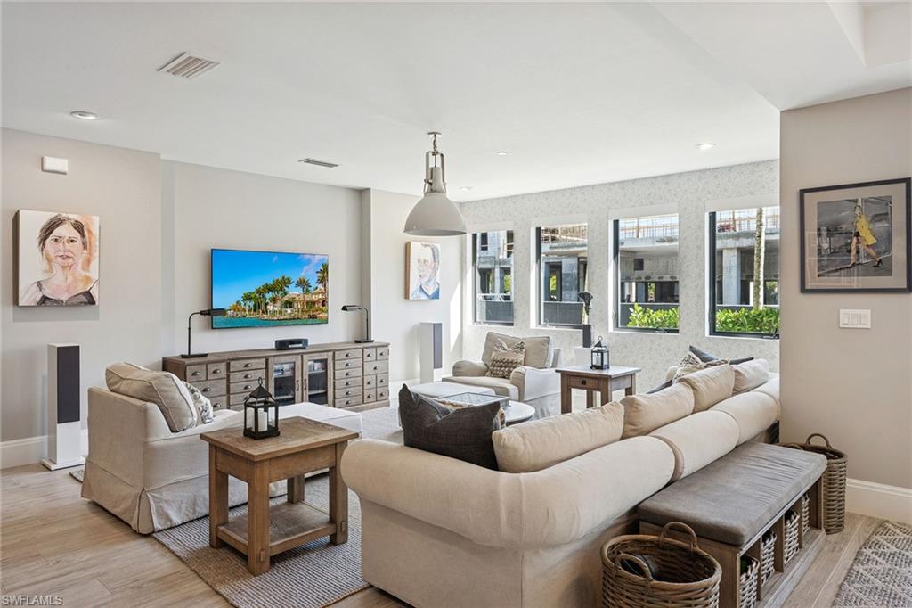 NAPLES SQUARE - Residential