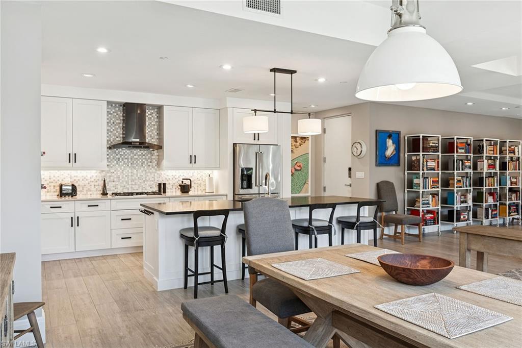 NAPLES SQUARE - Residential