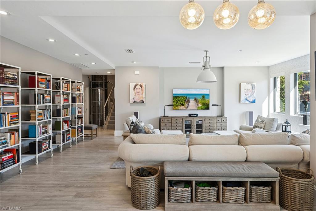 NAPLES SQUARE - Residential