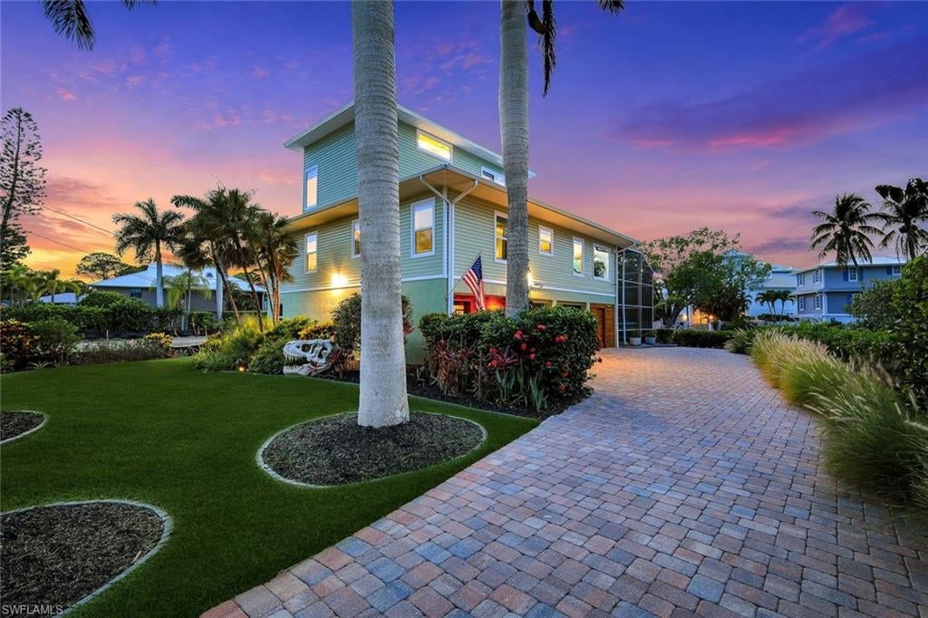3858 Riviera CIR