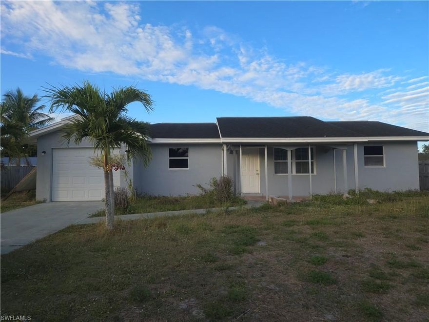 2/2/1 Attention investors don’t miss this opportunity for a flip, or long-term rental investment. Location location
Roof 2014
Remodel 2014 garage