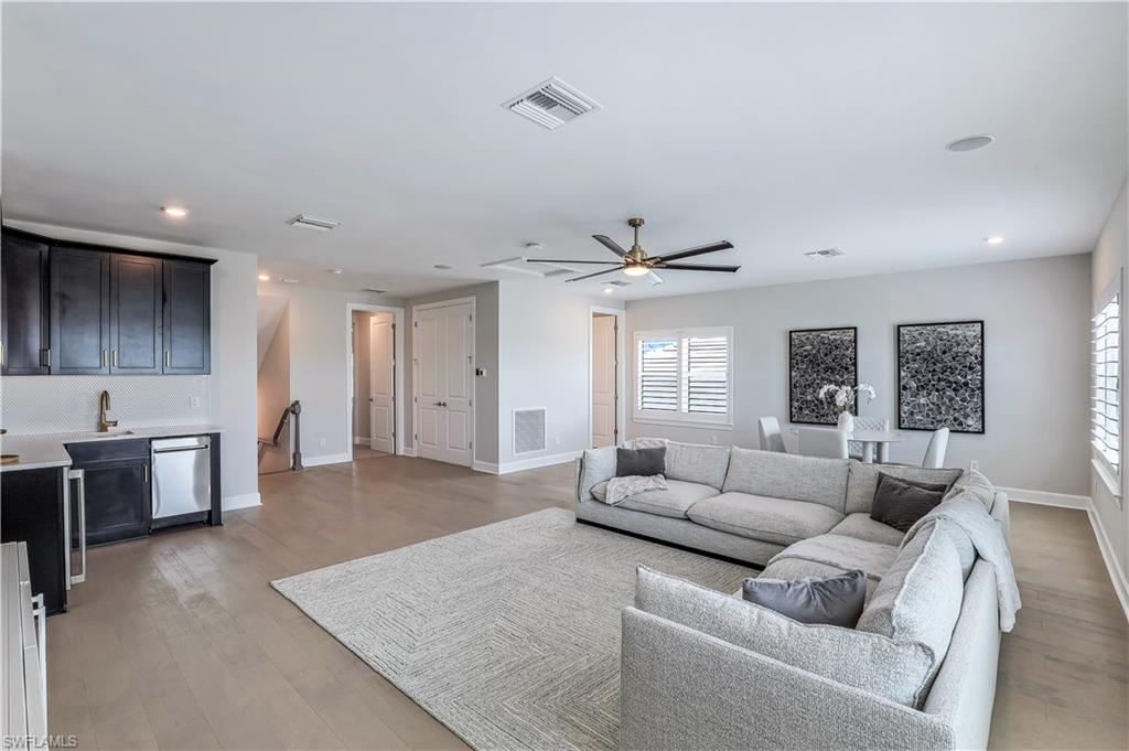 ESPLANADE LAKE CLUB - Residential