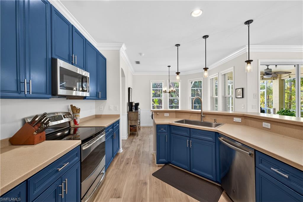 Properties 9863 Colonial WALK N