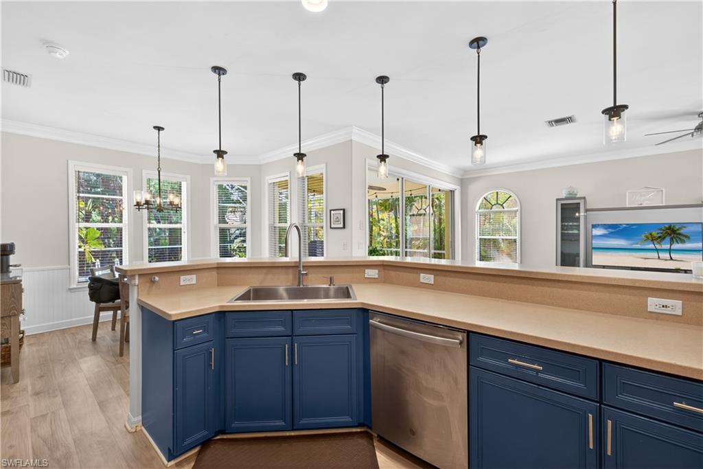 Properties 9863 Colonial WALK N