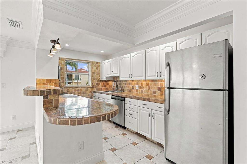 1195 Clam CT 203