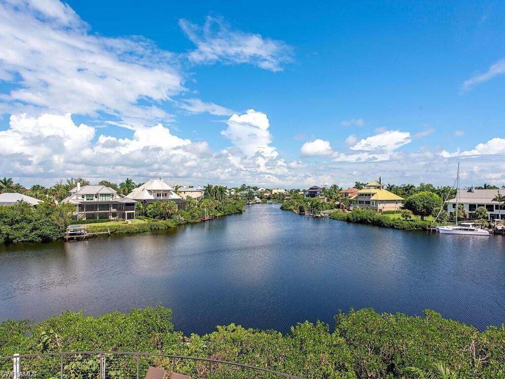 BAREFOOT BEACH - Residential