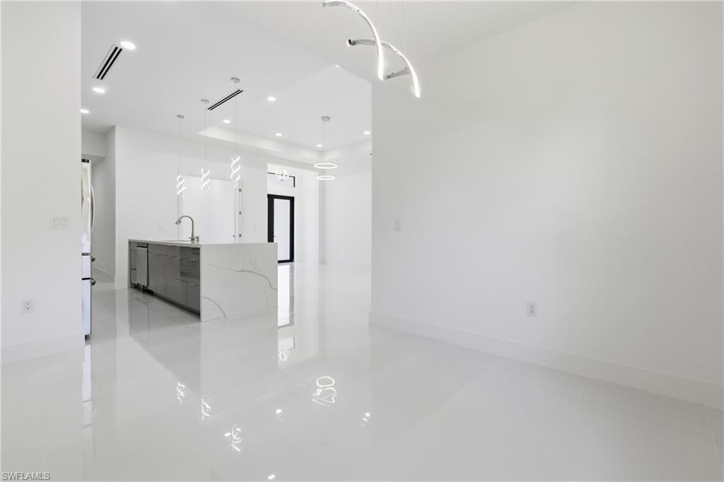 MIRROR LAKES - Residential