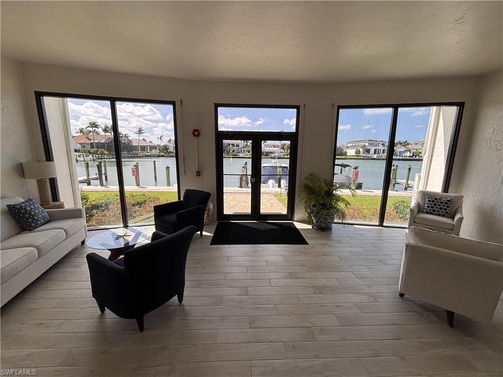 PELICAN POINT - Residential