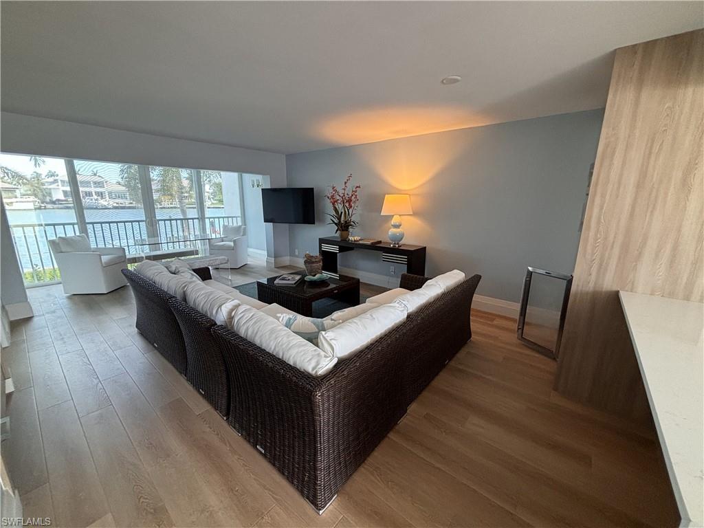 PELICAN POINT - Residential