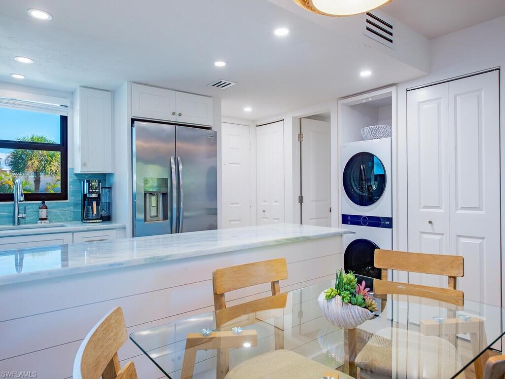 600 Neapolitan WAY 230