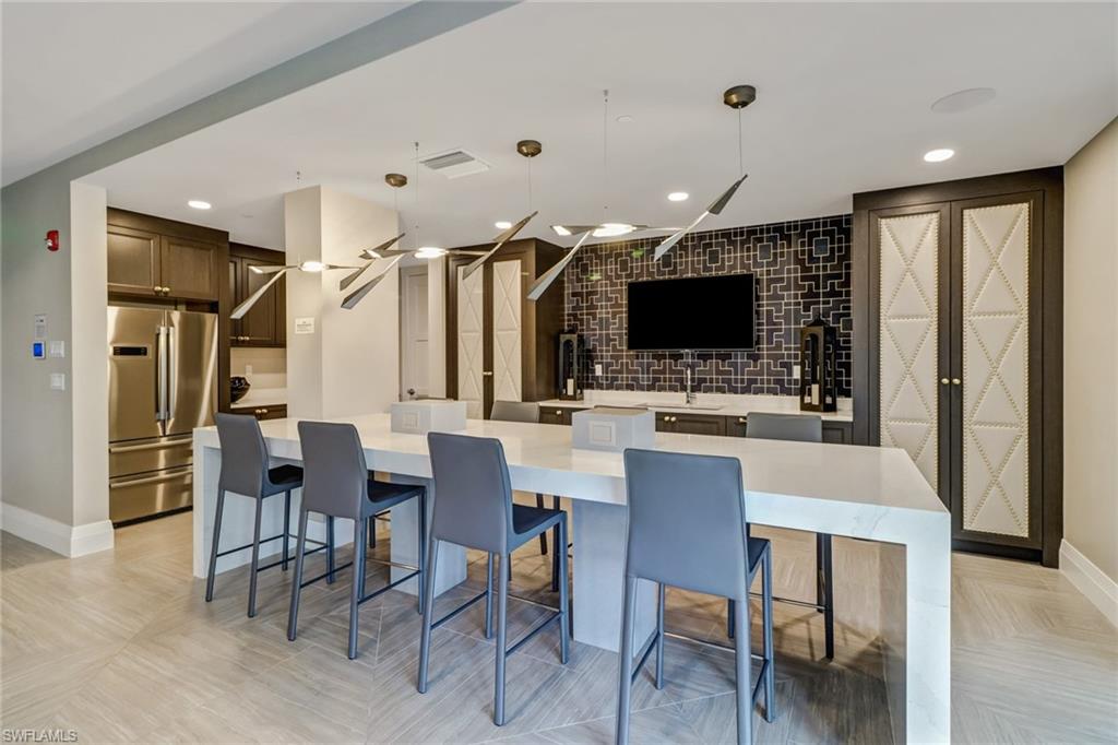 NAPLES SQUARE - Residential