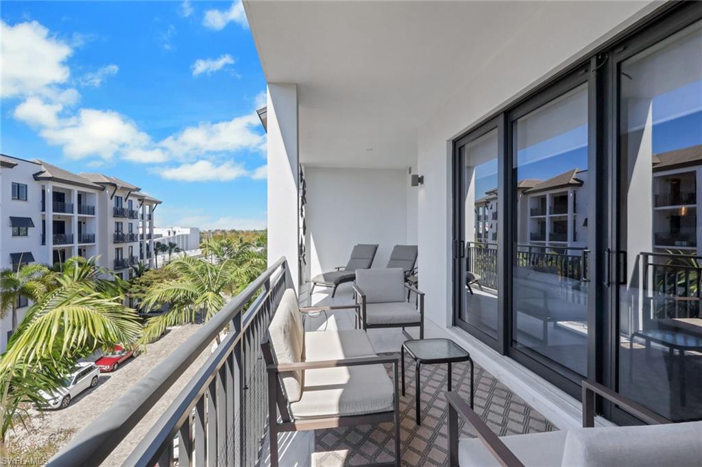 NAPLES SQUARE - Residential