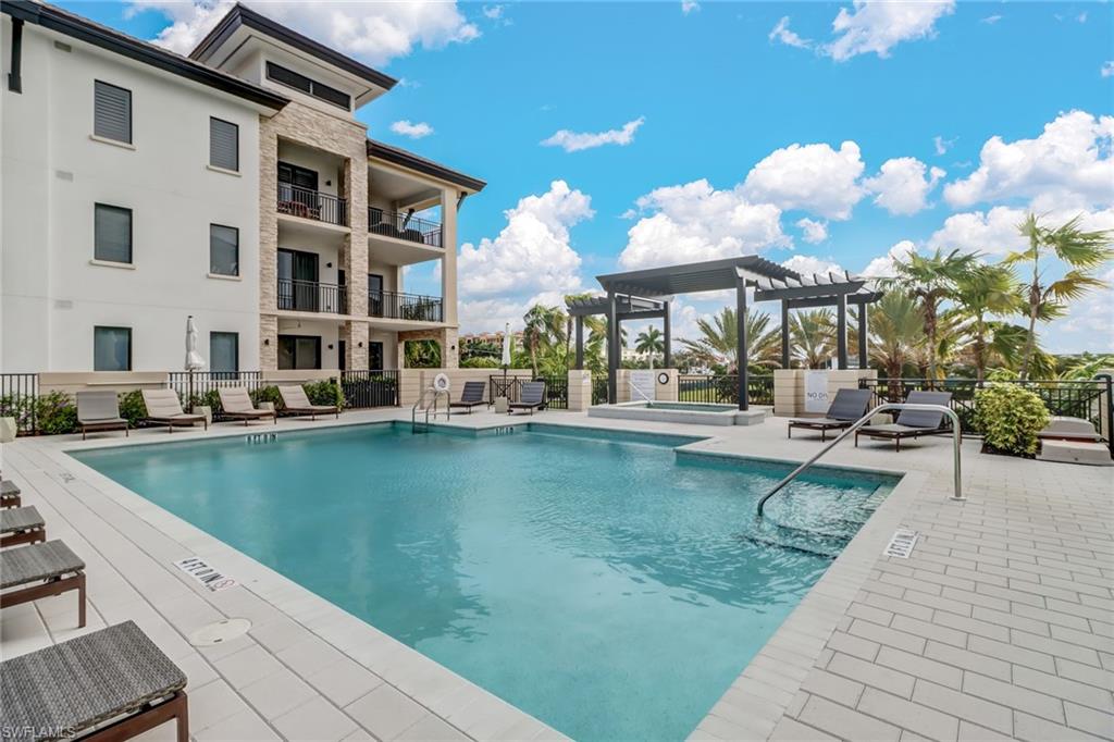 NAPLES SQUARE - Residential