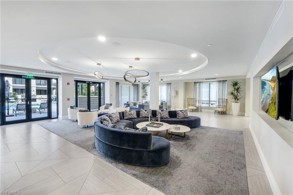 NAPLES SQUARE - Residential