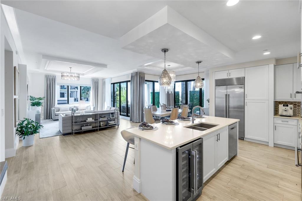 NAPLES SQUARE - Residential