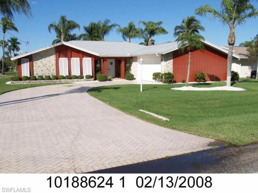 WELL MAINTAINED GOLD COAST WATER FRONT HOME ....THIS HAS A PAVER DRIVEWAY, NEWER ROOF, A/C,HOT WATER HEATER, WASHER & DRYER AND MANICURED LANDSCAPING. PRICED TO SELL TO SETTLE ESTATE.