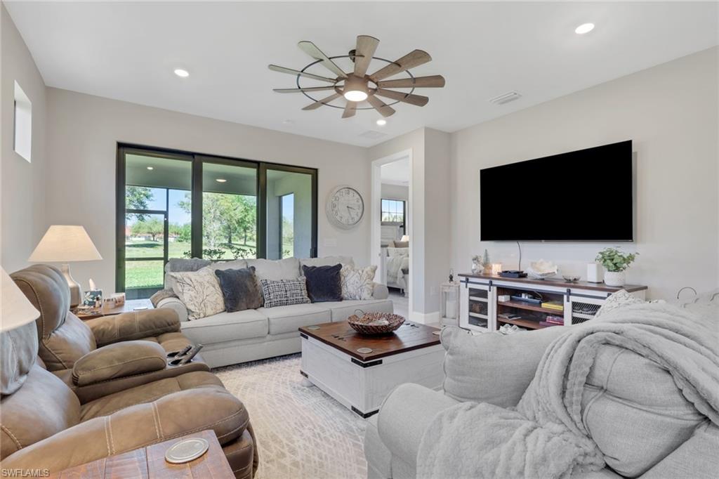 COUNTRY CLUB - Residential