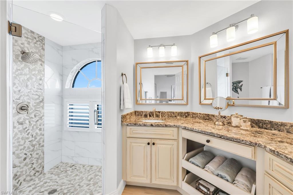 CARRIAGE HOMES AT LAKESIDE - Residential