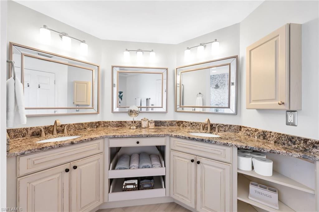 CARRIAGE HOMES AT LAKESIDE - Residential