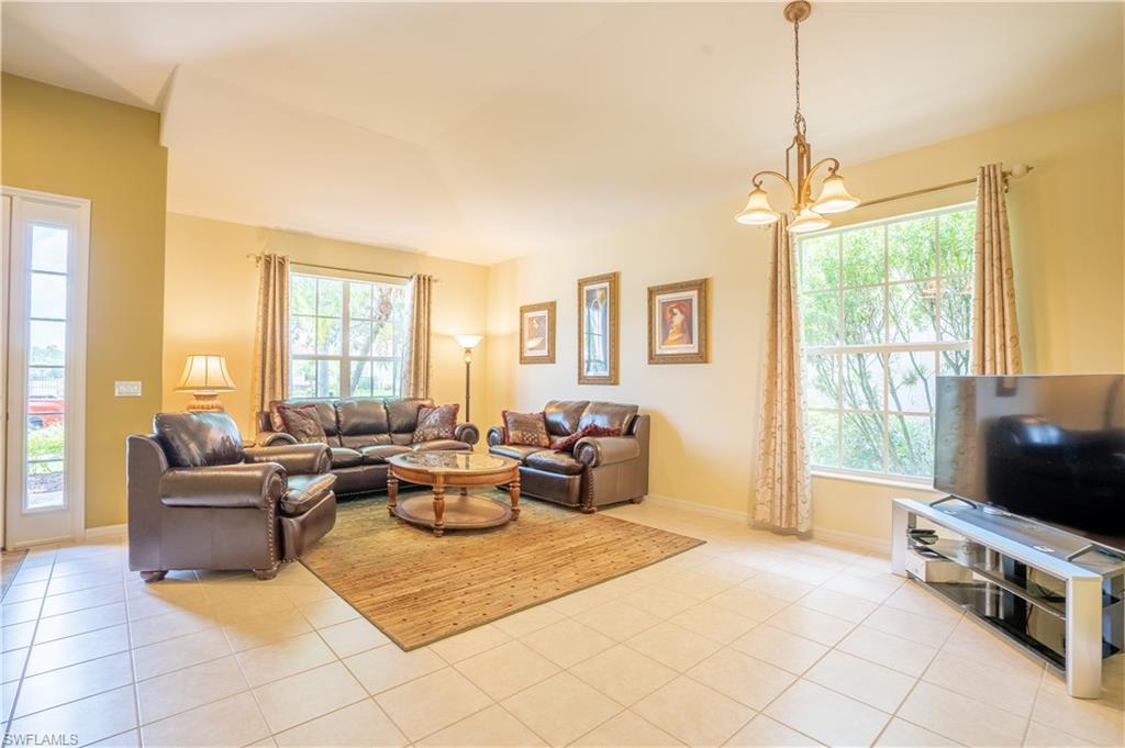 HAMPTON LAKES - Residential