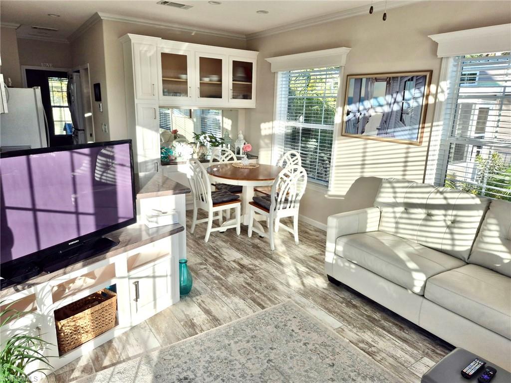 HOLIDAY MANOR - Residential