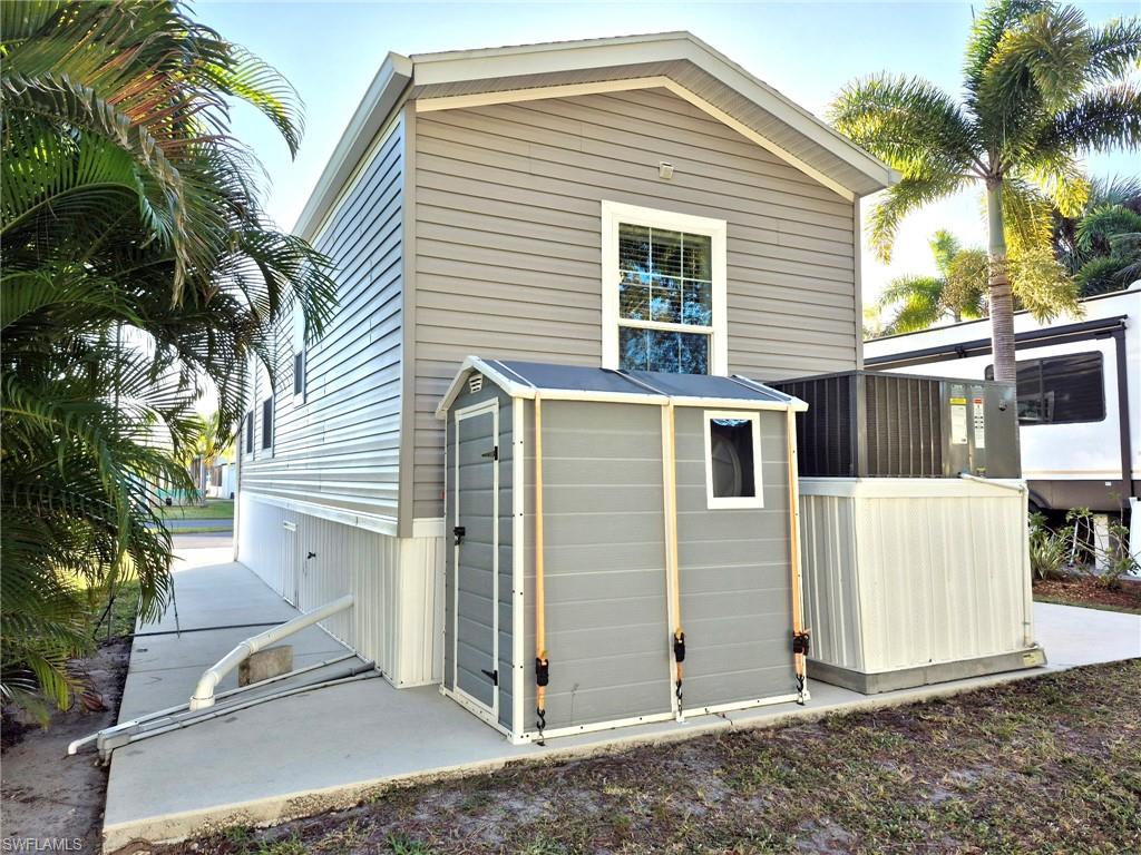 HOLIDAY MANOR - Residential