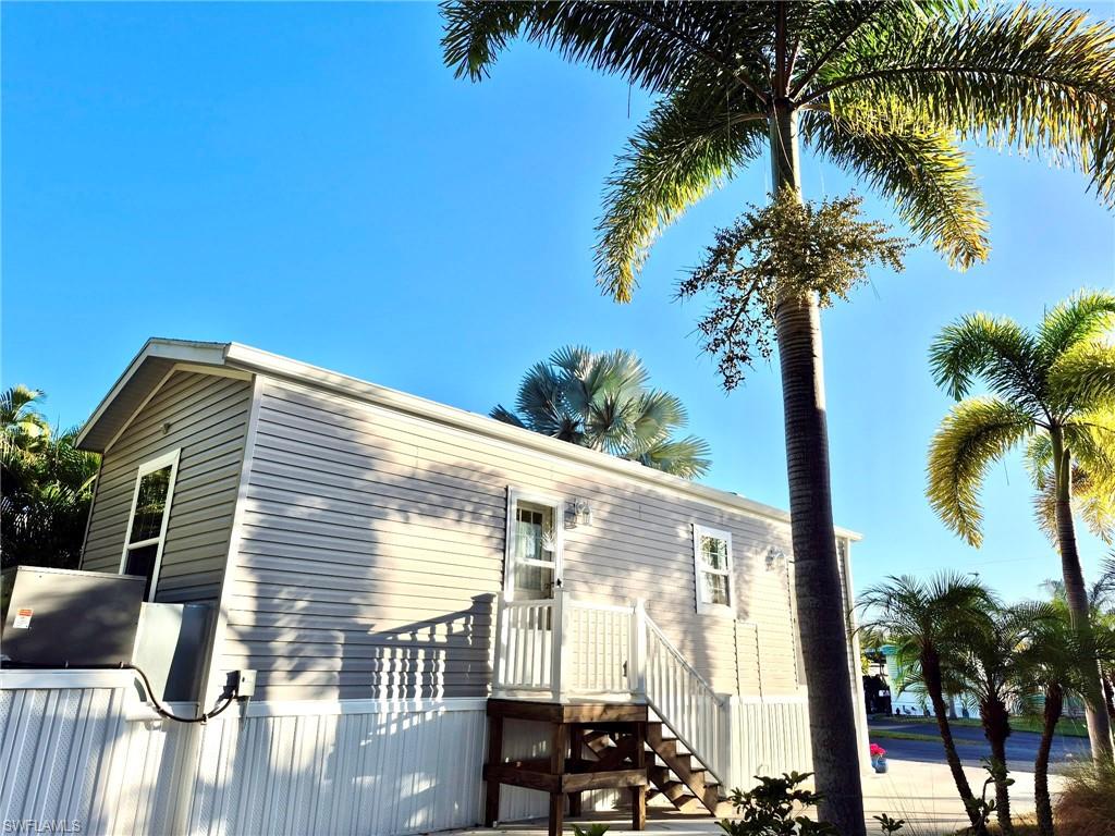 HOLIDAY MANOR - Residential