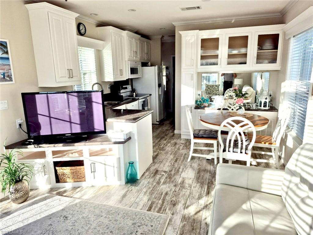 HOLIDAY MANOR - Residential