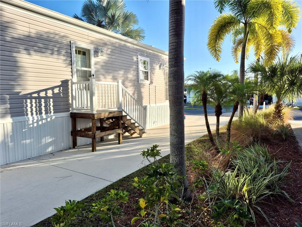 HOLIDAY MANOR - Residential