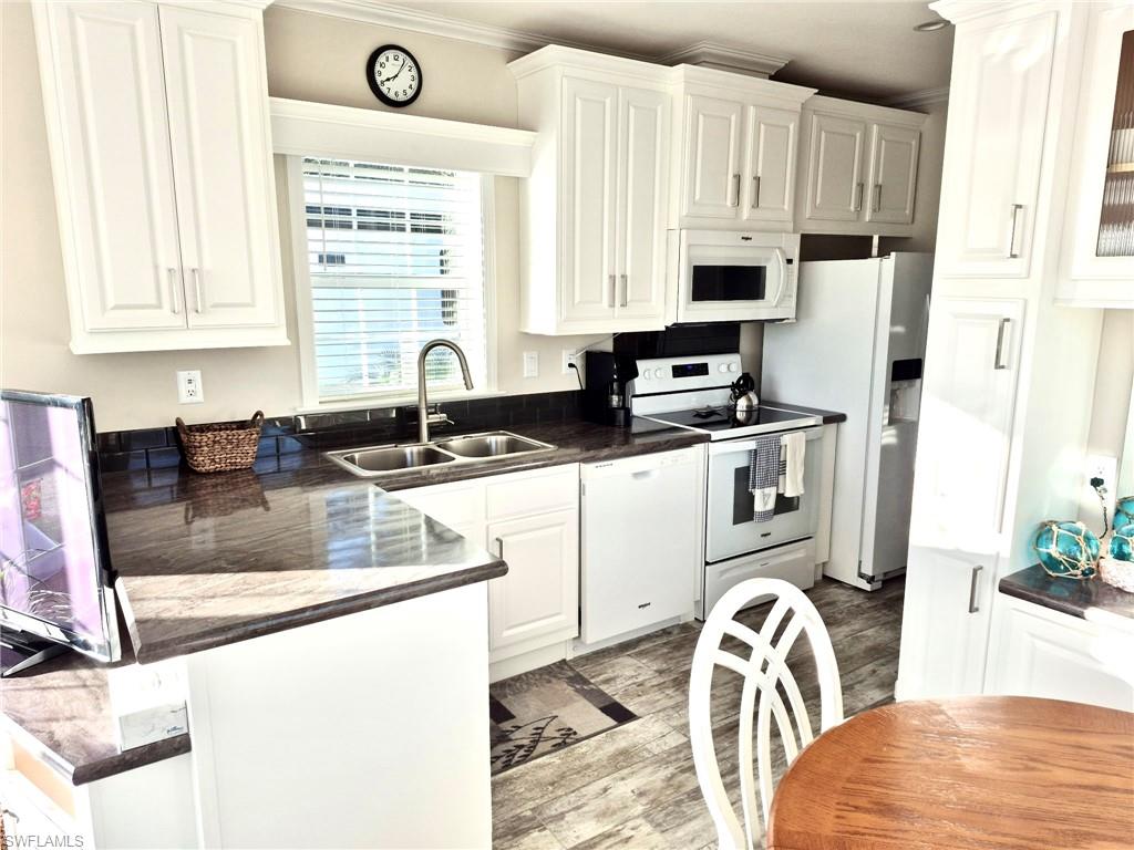 HOLIDAY MANOR - Residential