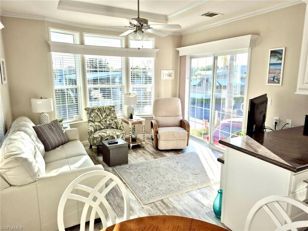 HOLIDAY MANOR - Residential